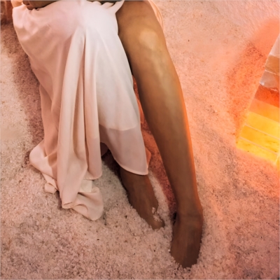 PACK. SESIÓN DE HALOTERAPIA PARA DOS, ESPECIAL REFLEXOLOGÍA PODAL, COPA DE CAVA Y BOMBONES | PRECIO 110 €, 50 minutos. SPA DE SAL terapeútico. Masajes relajante durante 20 minutos cada uno mientras respiran Sal en SALT ROOM GUADALAJARA.jpg